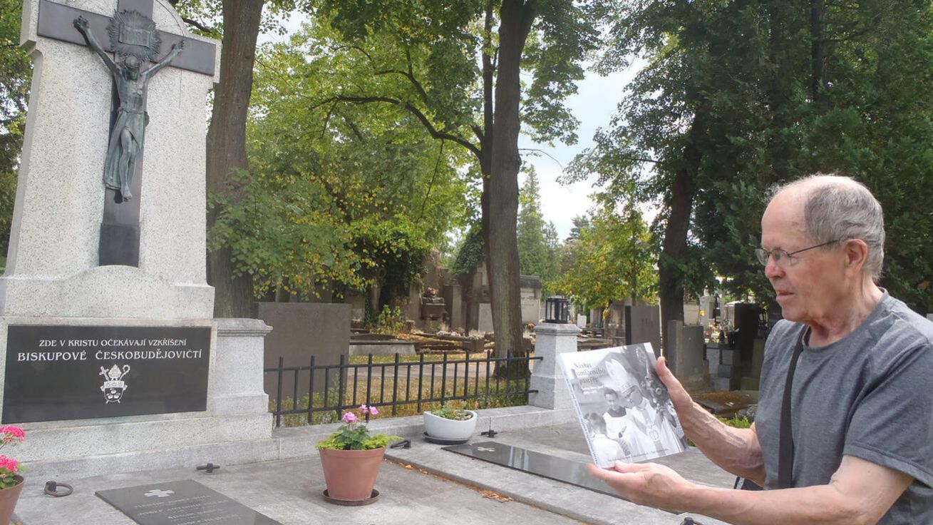 image:Image Pavel Zbořil, prasynovec biskupa Josefa Houcha, s knihou u biskupské hrobky v Českých Budějovicích.