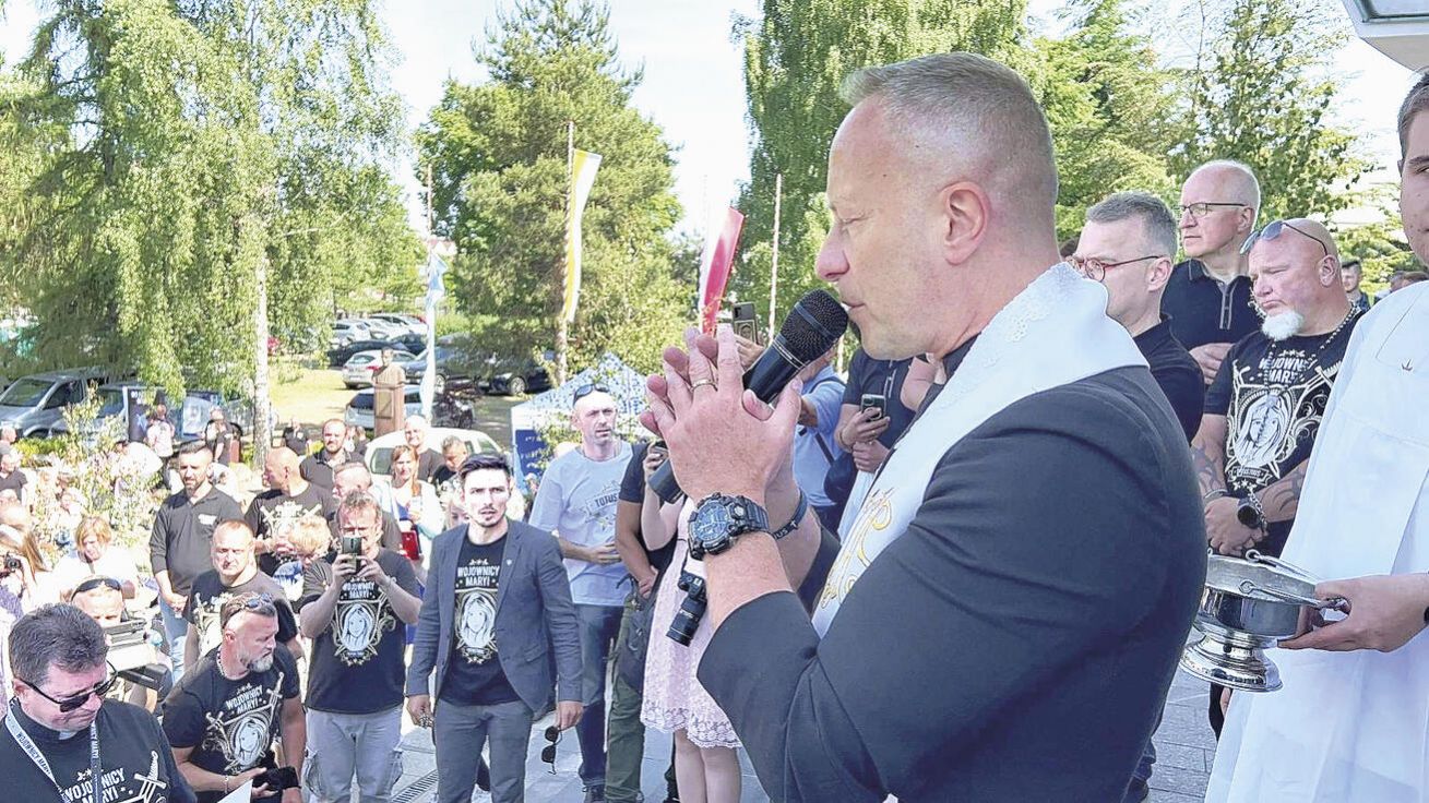 image:Image P. Dominik Chmielewski se vydává se členy hnutí Bojovníci Mariini modlit růženec do ulic polských měst. Charismatický salesián „dokázal shromáždit tisíce mužů, což je jistě pastorační úspěch“, avšak „v jeho učení je řada dogmatických chyb a omylů“ – konstatovala polská biskupská komise.