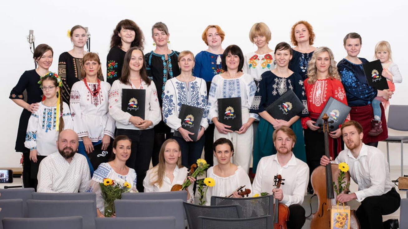 image:Image Většinu členek souboru Sonjašnyk tvoří ženy, které utekly před válkou na Ukrajině a nové zázemí našly ve východních Čechách. Jejich lidové písně si zamiloval Pavel Helan a společně připravili koncert na podporu válkou zasažené země. 