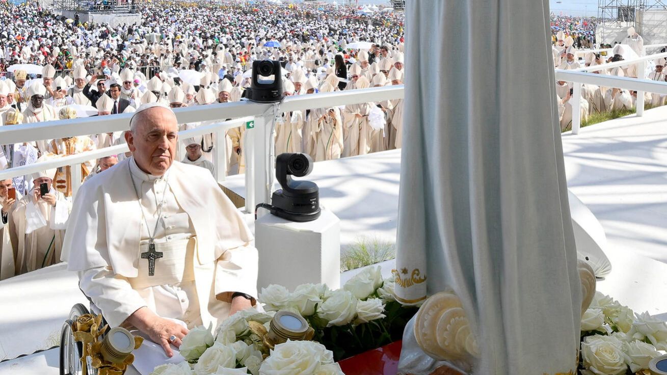 image:Image Papeže ve Fatimě uvítalo asi 200 tisíc lidí, s nimiž se pomodlil růženec. Do mariánského poutního místa dorazilo i mnoho nemocných.