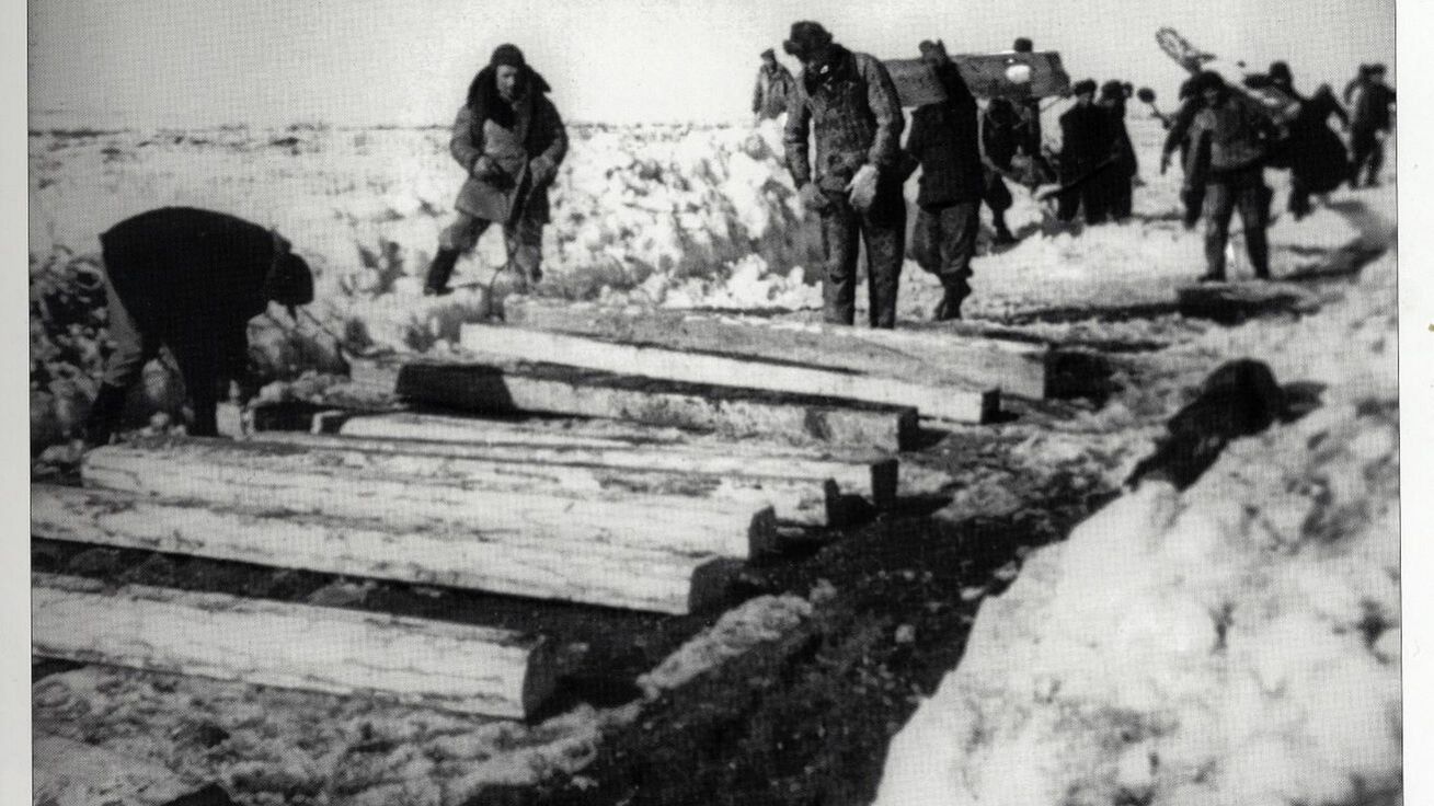 image:Image Dobová fotografie zachycuje vězně na stavbě Mrtvé trati.