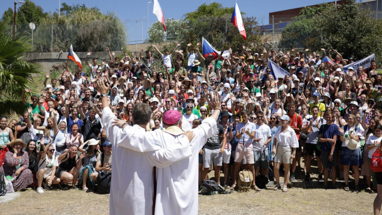 image:Image Biskup Martin při krátkém diecézním setkání vyjmenoval členy týmu Diecézního centra pro mládež a poděkoval za přípravu setkání.