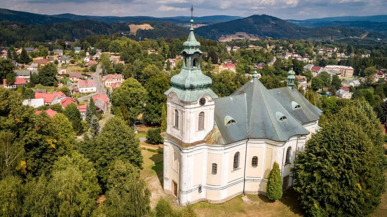 image:Image Kostel je dominantou obce.