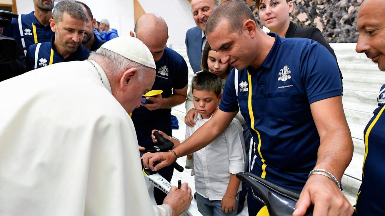 image:Image V ZÁVĚRU GENERÁLNÍ AUDIENCE uplynulého týdne papež pozdravil sportovce z vatikánské asociace Athletica Vaticana, kteří se na začátku srpna zúčastnili mistrovství světa v cyklistice. František podepsal kolo, na kterém v závodu jel reprezentant Rien Schuurhuis. To půjde nyní do dražby a výtěžek podpoří vatikánský Dispenzář sv. Marty – charitativní organizaci, která pomáhá chudým dětem a jejich rodinám.