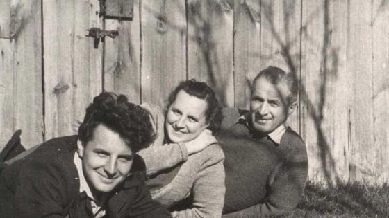 image:Image Šťastné chvíle v bezútěšné době. Karel Skalický s rodiči v Rojšíně (1953) ještě před odchodem do exilu.