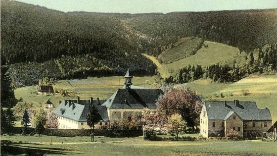 image:Image Poutní místo Mariánská či Mariasorg u Jáchymova kdysi navštěvovaly davy poutníků. Za komunistického režimu se proměnilo v místo utrpení a později bylo srovnáno se zemí. Nyní má opět naději na oživení.