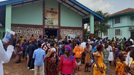 image:Image Po nedělní mši svaté se prostor před africkým kostelem zaplní svátečně oblečenými křesťany.