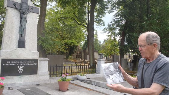image:Image Pavel Zbořil, prasynovec biskupa Josefa Houcha, s knihou u biskupské hrobky v Českých Budějovicích.