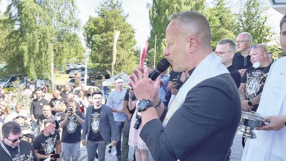 image:Image P. Dominik Chmielewski se vydává se členy hnutí Bojovníci Mariini modlit růženec do ulic polských měst. Charismatický salesián „dokázal shromáždit tisíce mužů, což je jistě pastorační úspěch“, avšak „v jeho učení je řada dogmatických chyb a omylů“ – konstatovala polská biskupská komise.