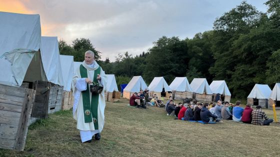 image:Image P. Marek Vácha při žehnání tábořiště.