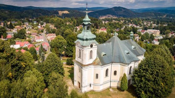 image:Image Kostel je dominantou obce.
