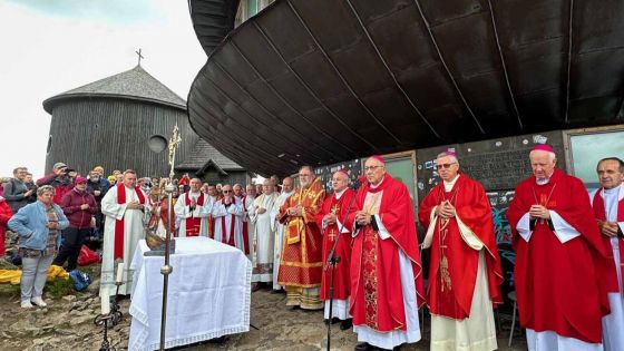 image:Image Při Svatovavřinecké pouti se na Sněžce sešlo na tisíc poutníků a turistů. Hlavním celebrantem mše svaté byl německý biskup Wolfgang Ipolt z diecéze Görlitz, homilii přednesl emeritní biskup z polské Šwidnice Ignacy Dec. Úvodním slovem všechny přivítal legnický biskup Andrzej Siemieniewski. Všechny pozdravil také královéhradecký biskup Jan Vokál a eparcha wrocľawsko-koszalinský Wľodzimierz Juszczak. Mezi turisty byl tradičně i bývalý prezident Václav Klaus.