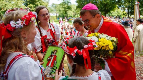 image:Image Tradiční svatovavřineckou pouť na Veselé hoře u Domažlic ve dnech 12. a 13. srpna si nenechaly jako každoročně ujít stovky poutníků. Mši svatou na prostranství u kostela sv. Vavřince sloužil v sobotu biskup Tomáš Holub, v neděli pak P. Radek Tichý, nově nastupující rektor pražského kněžského semináře.