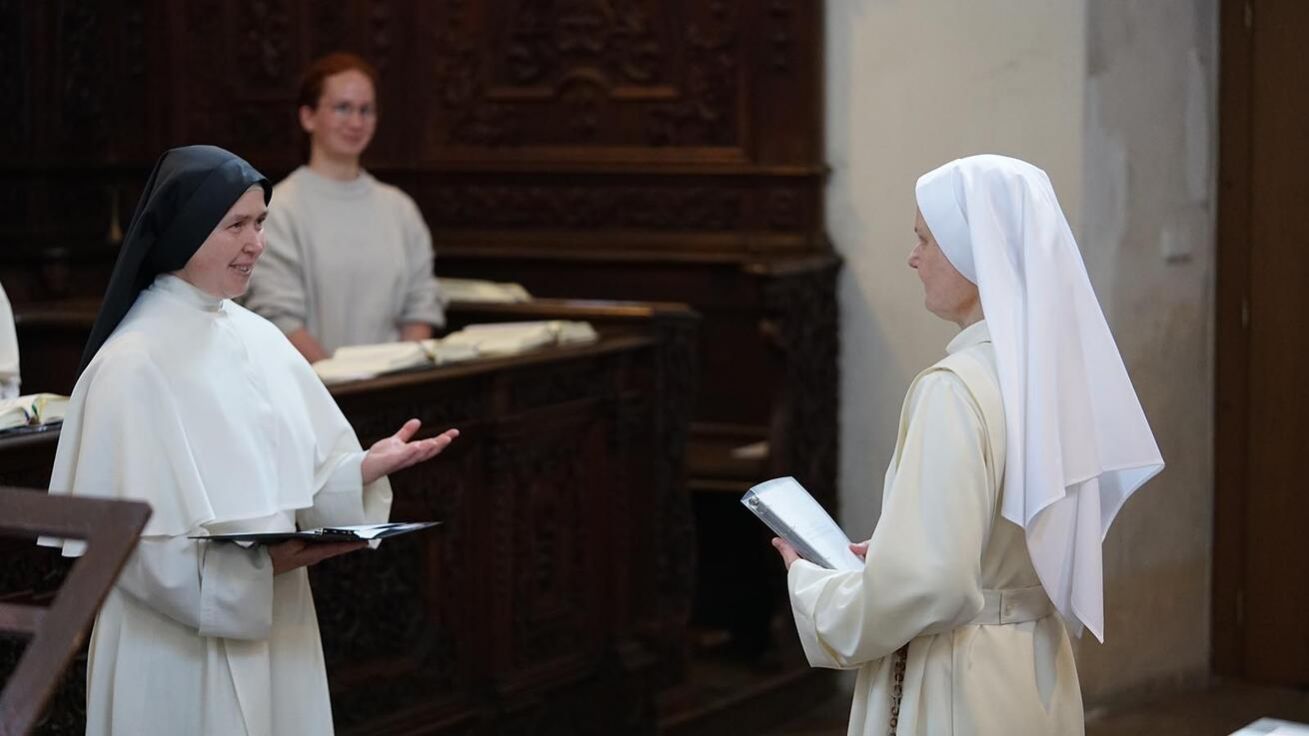 image:Image Doksanská komunita premonstrátek se rozrůstá. V neděli 6. června se konala v klášterním kostele Narození Panny Marie obláčka sestry Ester (vpravo), která tak nastoupila do noviciátu. 
