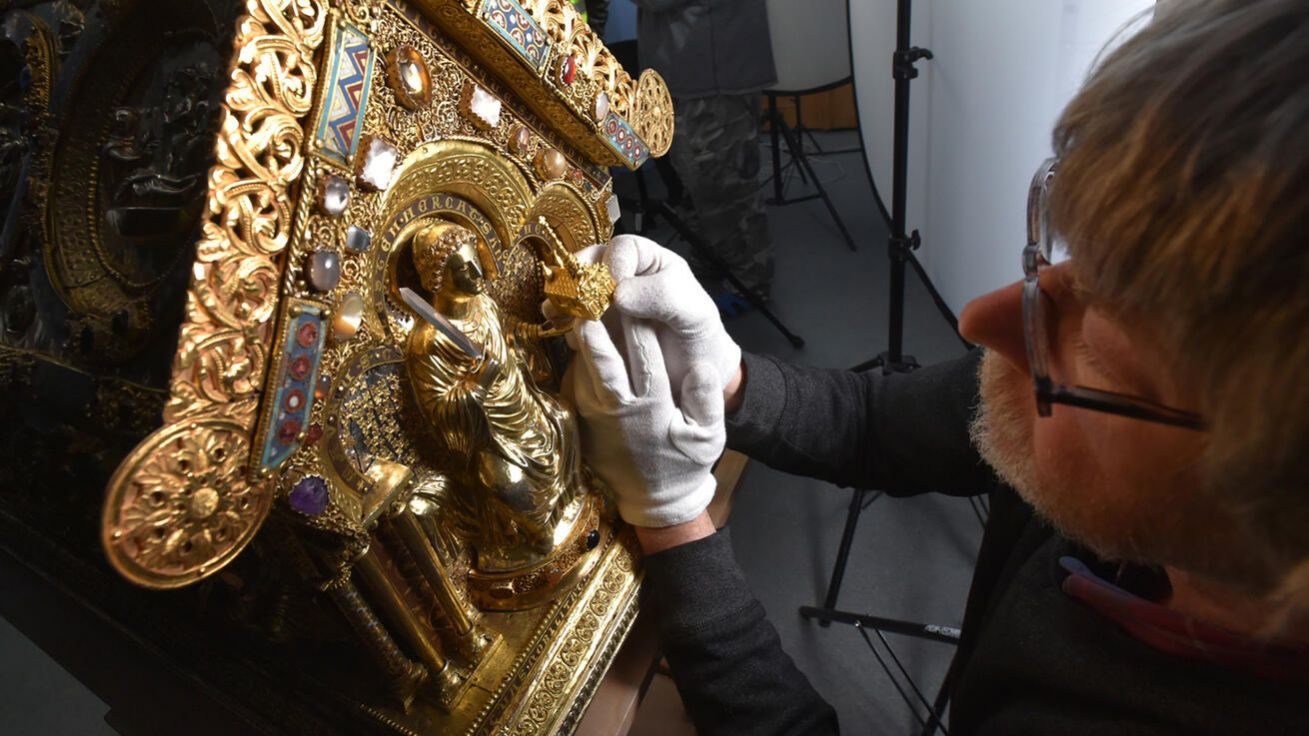 image:Image Relikviář benediktinského světce sv. Maura († 584) oslňuje mistrovským zpracováním i nákladnou výzdobou. Restaurátor Andrej Šumbera (vpravo) bdí nad jeho stavem už od 80. let. 