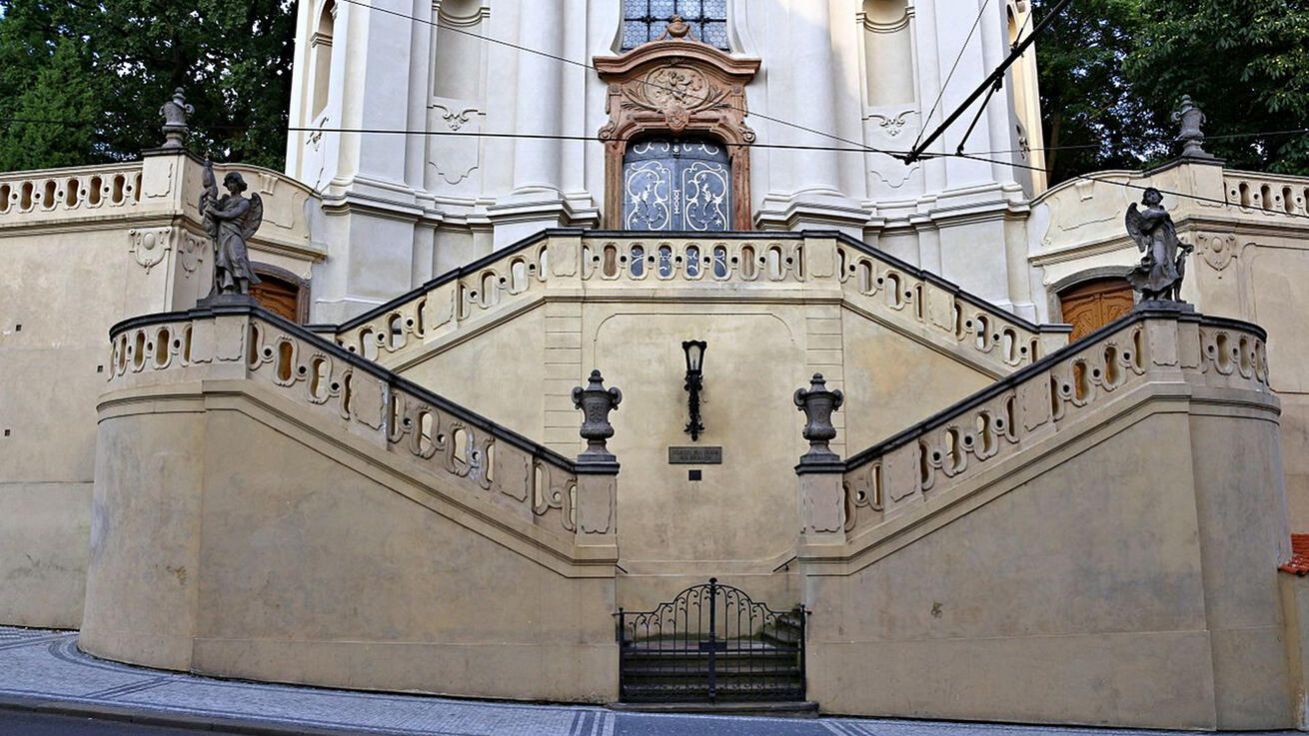 image:Image Dientzenhoferův klenot zve charakteristickým schodištěm. 