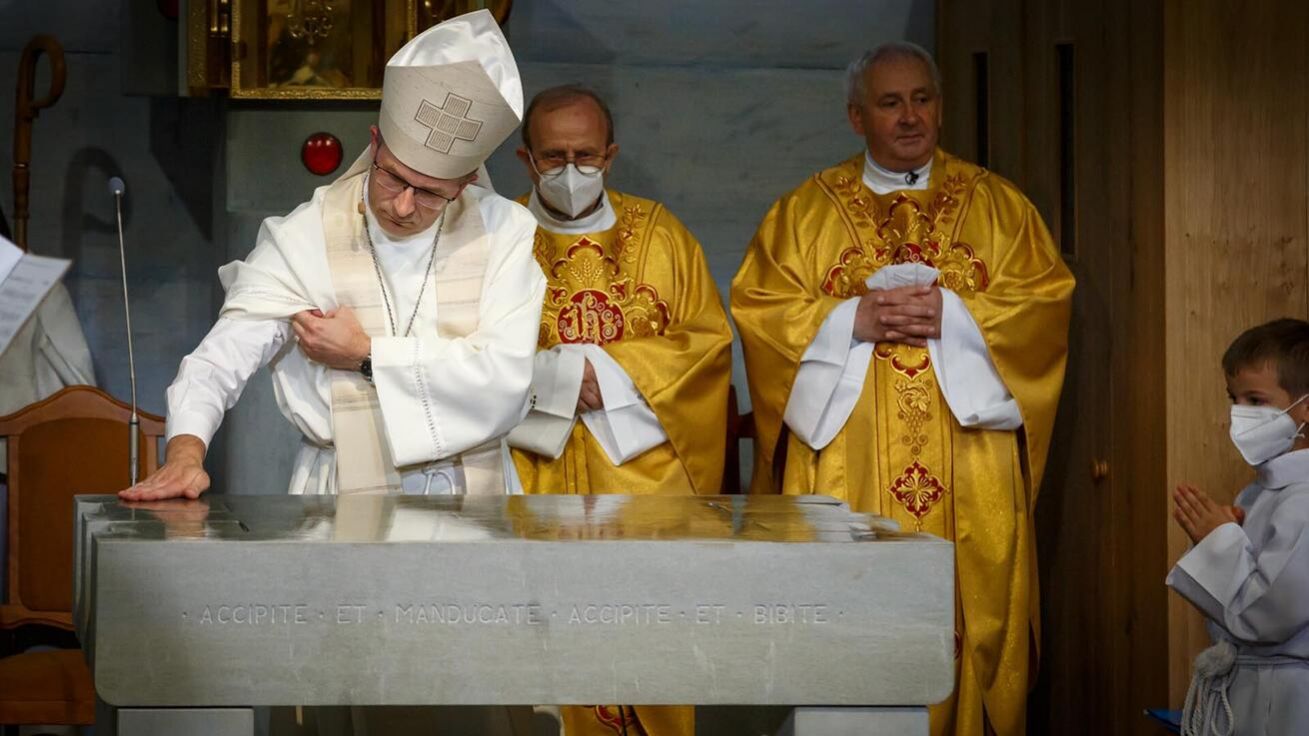 image:Image Obětní stůl pomazaný posvátným olejem zdobí vytesaný nápis: „Vezměte a jezte, vezměte a pijte.“ Snímek Josef Cinciala / Člověk a Víra 