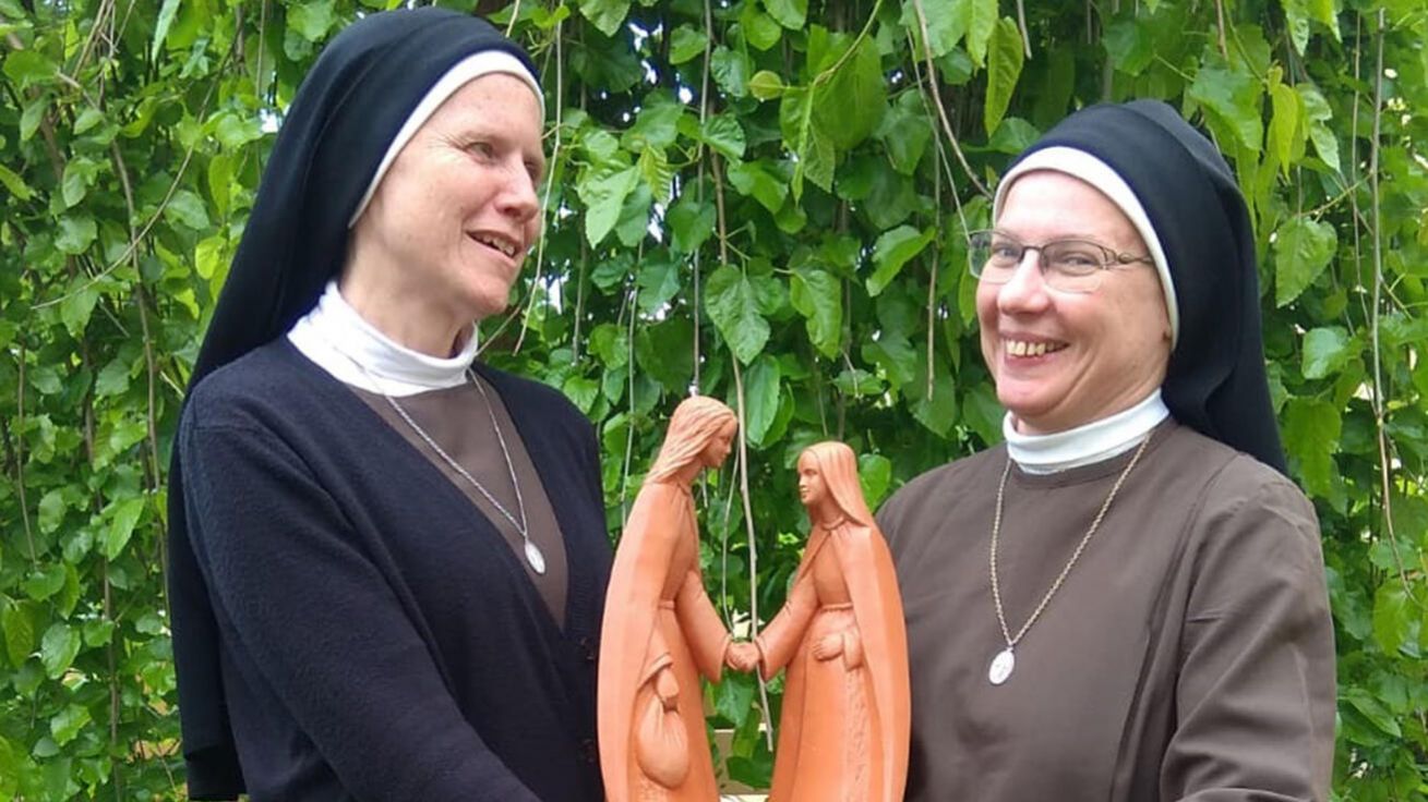 image:Image Sestra Vojtěcha Zikešová s Klárou Šídlovou (vpravo), bývalou představenou šedých sester, obě v hnědém hábitu Františkánek Marie Immaculaty. 