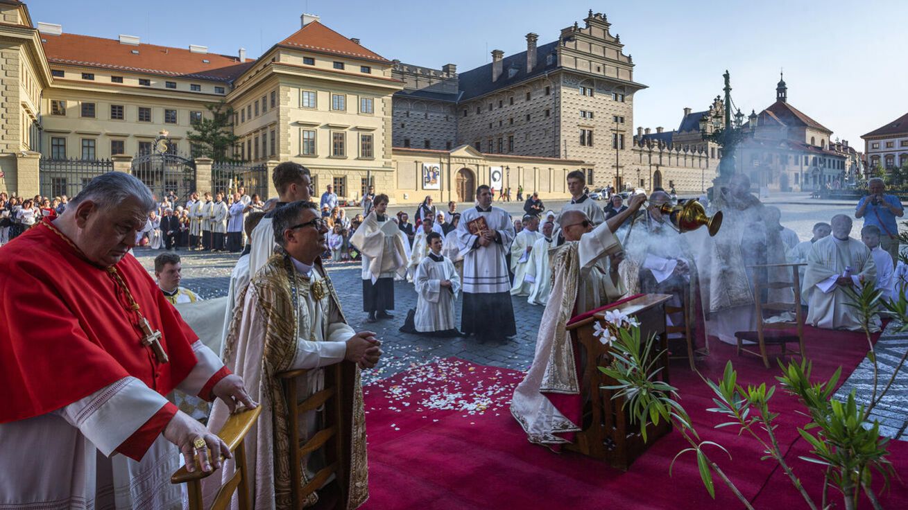 image:Image SLAVNOST TĚLA A KRVE PÁNĚ oslavili také ve farnosti Žatčany v brněnské diecézi. Průvod s eucharistií, kterou nesl P. Petr Hošek a doprovodili jej i farníci v krojích, vyšel za slunečného počasí také ke dvěma venkovním oltářům. 