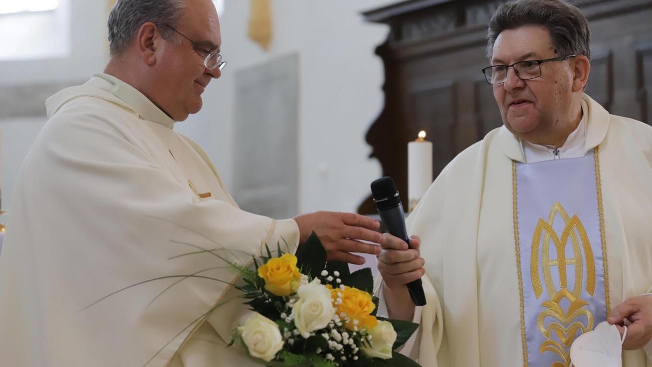 image:Image Mons. Josef Zouhar (vpravo) předal pomyslné žezlo prezidenta Diecézní charity Brno Mons. Václavu Sloukovi.
