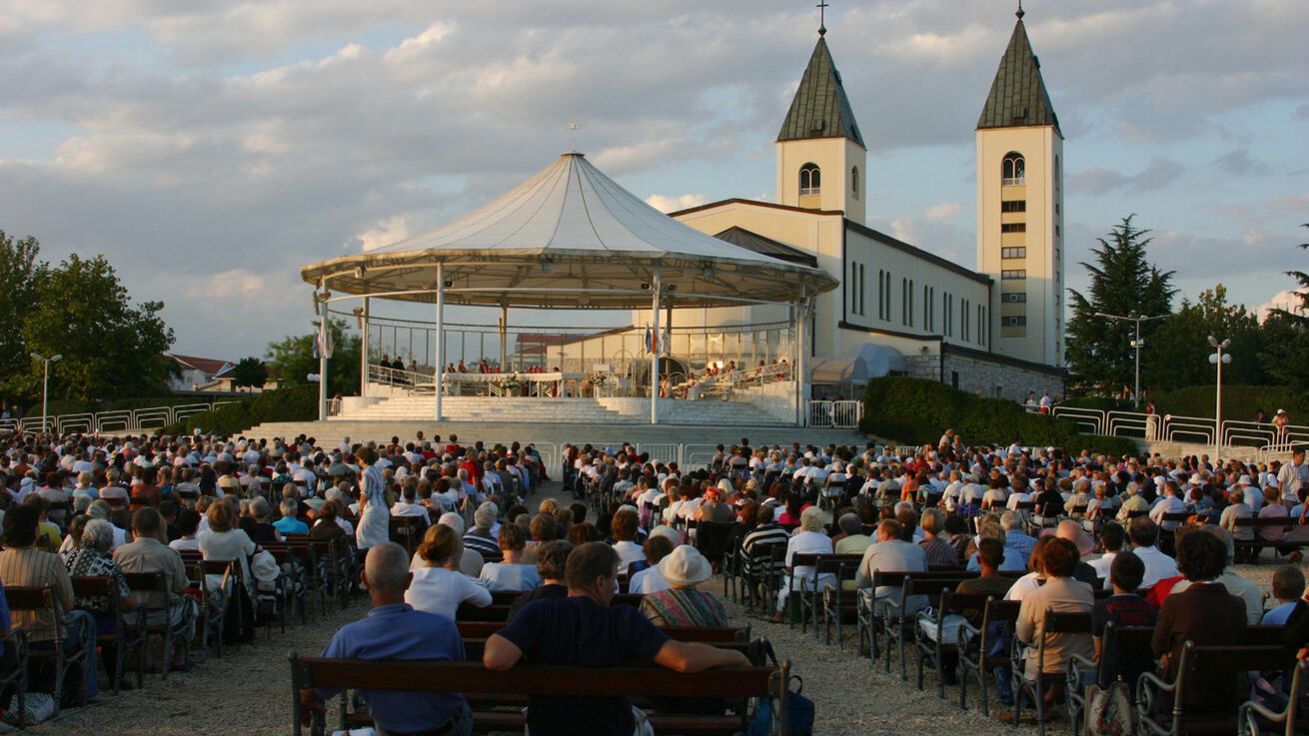 Medžugorský kostel už dávno poutníkům nestačí a mnoho mší svatých je tak pod širým nebem. image:Image Medžugorský kostel už dávno poutníkům nestačí a mnoho mší svatých je tak pod širým nebem.