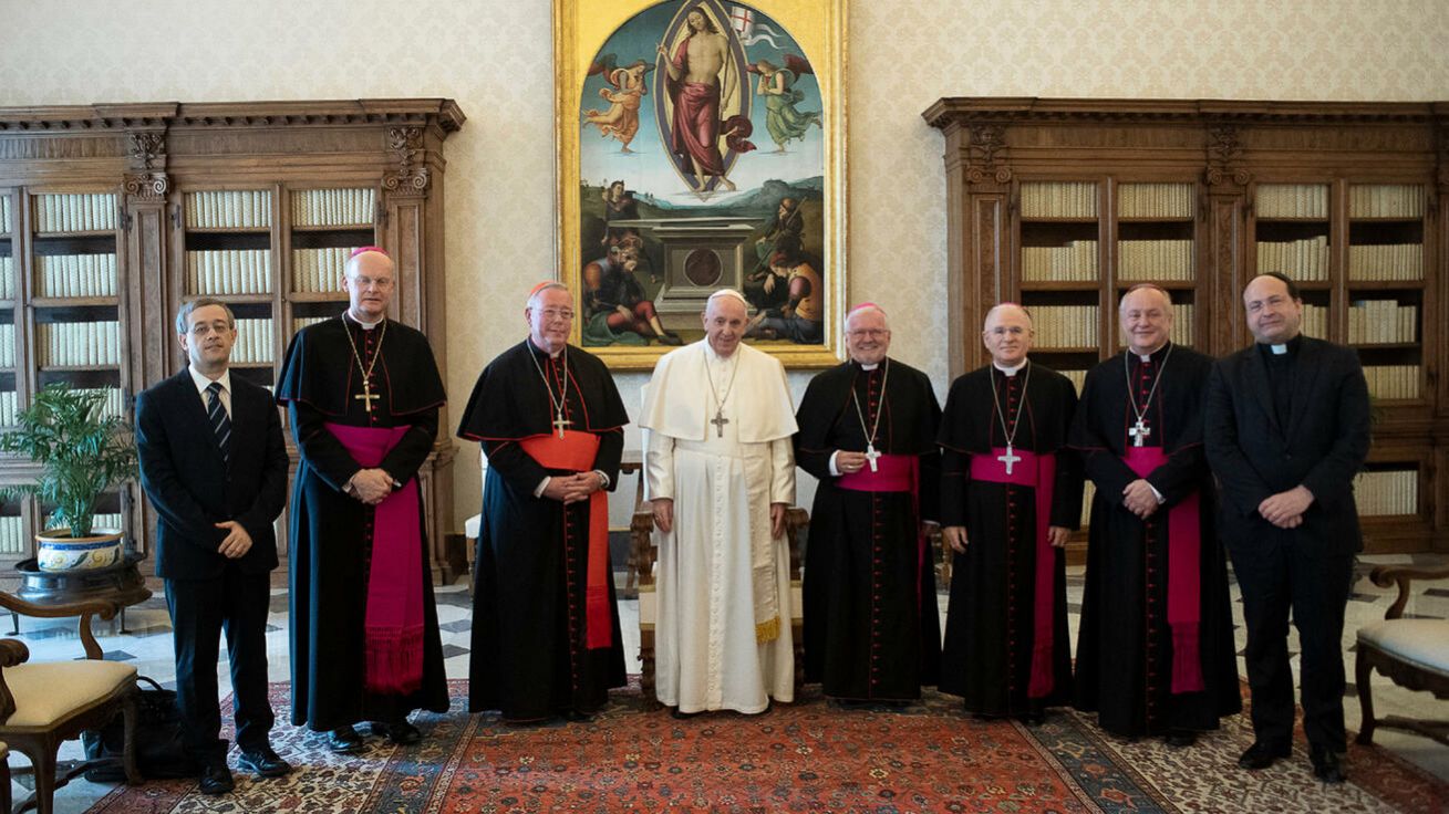 O svém „evropském snu“ mluvil papež František se zástupci COMECE (biskup Jan Vokál druhý zprava). „Svatý otec je přítelem Evropy a velmi dobře ji zná. V Bruselu je vysoce ceněn, všichni mluví o Laudato si‘ a Fratelli tutti,“ říká kardinál Jean-Claude Hollerich (třetí zleva). image:Image O svém „evropském snu“ mluvil papež František se zástupci COMECE (biskup Jan Vokál druhý zprava). „Svatý otec je přítelem Evropy a velmi dobře ji zná. V Bruselu je vysoce ceněn, všichni mluví o Laudato si‘ a Fratelli tutti,“ říká kardinál Jean-Claude Hollerich (třetí zleva).