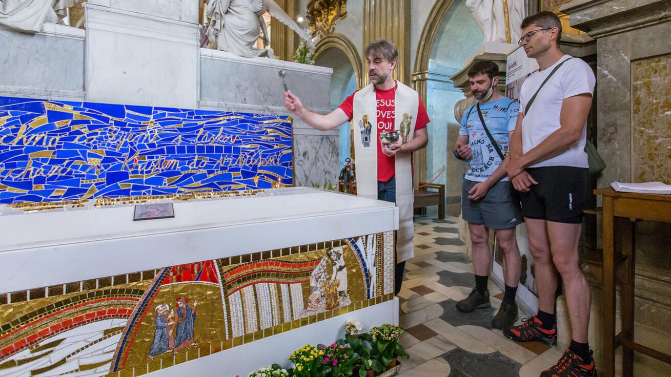 Požehnání na cestu poutníkům v kapli Panny Marie Matky jednoty udělil zdejší kaplan P. Miroslav Herold SJ. image:Image Požehnání na cestu poutníkům v kapli Panny Marie Matky jednoty udělil zdejší kaplan P. Miroslav Herold SJ.