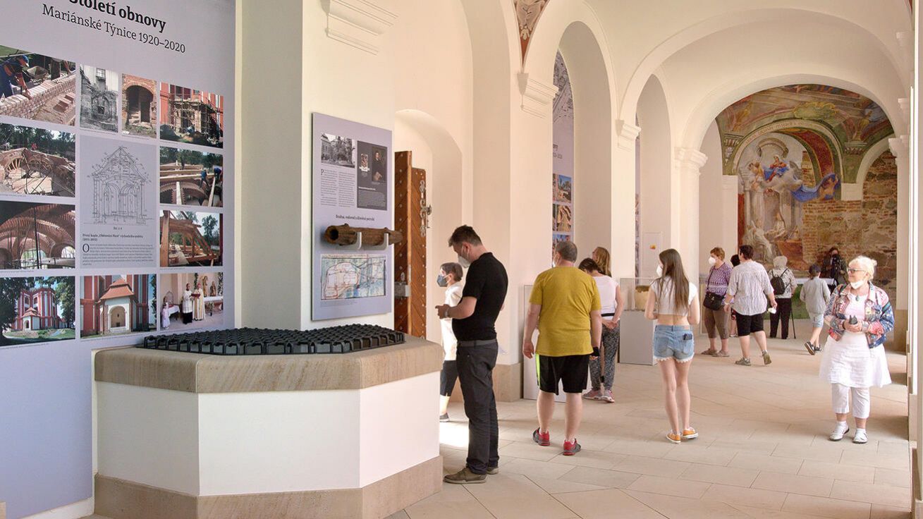 Výstava 100 let obnovy Mariánské Týnice je k vidění v nově dostavěném východním ambitu někdejšího kláštera, kde dnes sídlí Muzeum a galerie severního Plzeňska. image:Image Výstava 100 let obnovy Mariánské Týnice je k vidění v nově dostavěném východním ambitu někdejšího kláštera, kde dnes sídlí Muzeum a galerie severního Plzeňska.