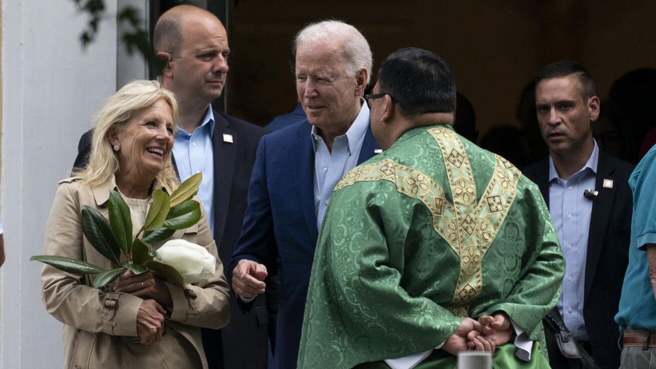 Joe a Jill Bidenovi po mši svaté ve svém domovském kostele sv. Josefa ve Wilmingtonu ve státě Delaware. „Nemyslím, že k tomu dojde,“ odpověděl prezident novinářům, když se ho ptali, zda očekává od biskupů zákaz přijímat eucharistii. image:Image Joe a Jill Bidenovi po mši svaté ve svém domovském kostele sv. Josefa ve Wilmingtonu ve státě Delaware. „Nemyslím, že k tomu dojde,“ odpověděl prezident novinářům, když se ho ptali, zda očekává od biskupů zákaz přijímat eucharistii.