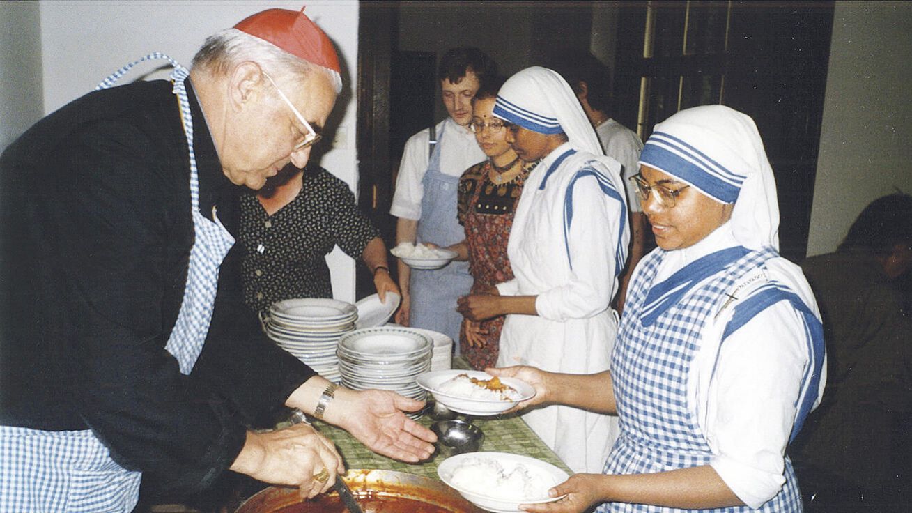 Miloslav Vlk se rád ujímal i všedních rolí. „Byl výjimečnou osobností, která v procesu společenské transformace musela sehrát výjimečnou roli, a to nejen doma, ale i v zahraniční církvi,“ zavzpomínal při uvedení knihy minulý týden kardinál Dominik Duka, který se s Vlkem znal přes 50 let. image:Image Miloslav Vlk se rád ujímal i všedních rolí. „Byl výjimečnou osobností, která v procesu společenské transformace musela sehrát výjimečnou roli, a to nejen doma, ale i v zahraniční církvi,“ zavzpomínal při uvedení knihy minulý týden kardinál Dominik Duka, který se s Vlkem znal přes 50 let.