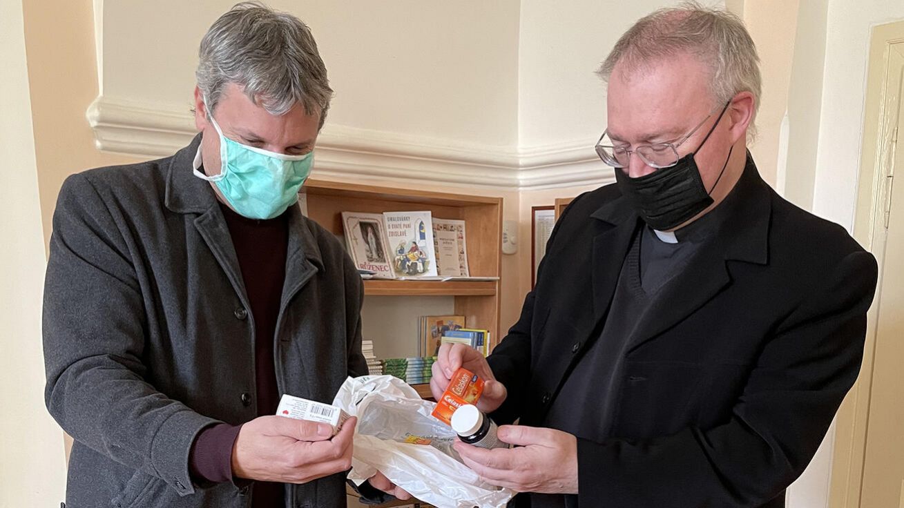 image:Image Cesta 121 rozvážela plnými auty ochranné pomůcky po celé republice.