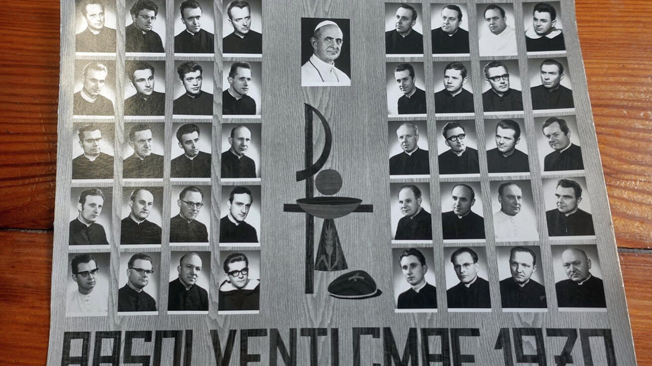 image:Image P. Václav Turza si prohlíží album se snímky ze svých dřívějších působišť.