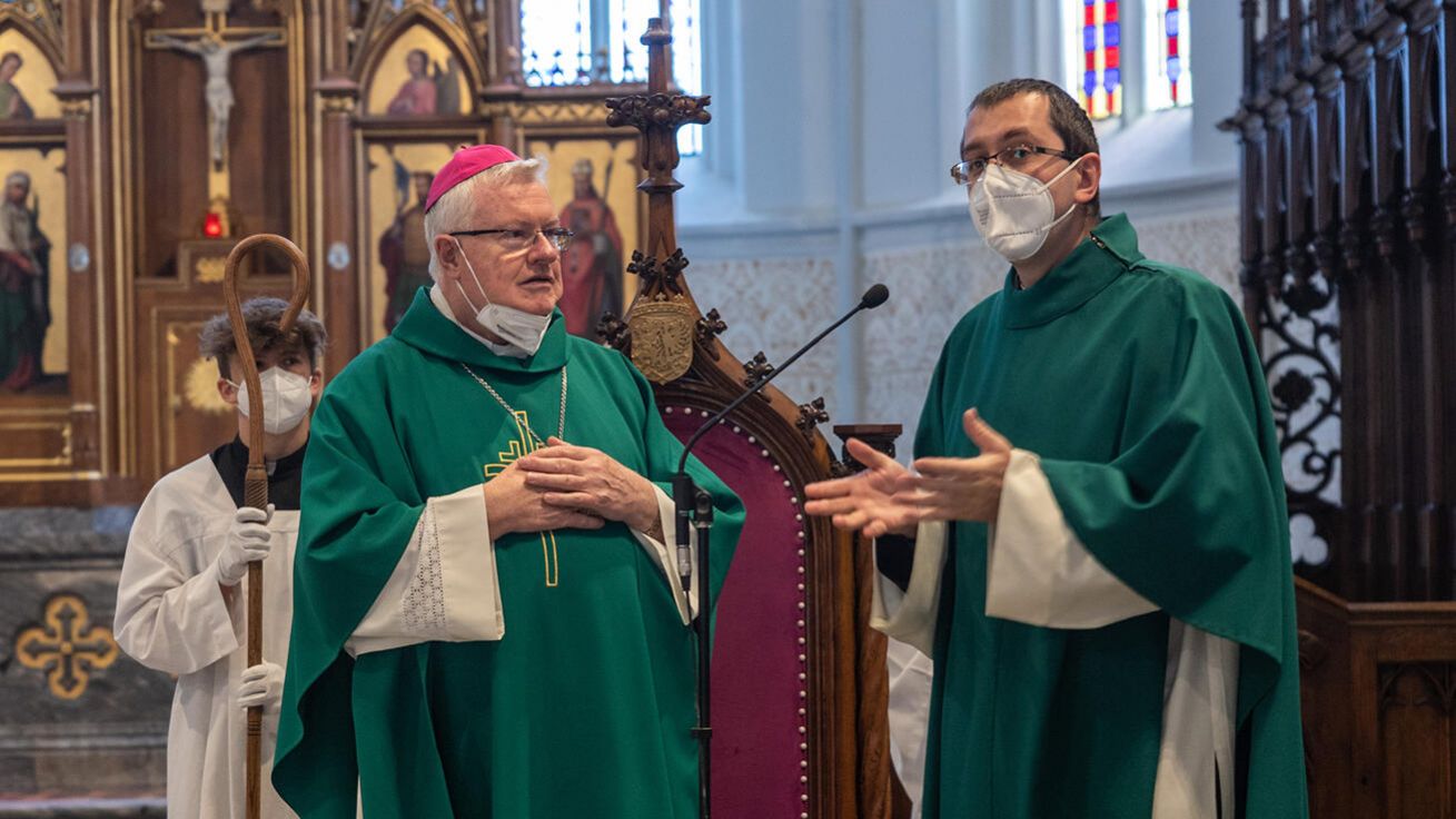 image:Image Apoštolský nuncius Charles D. Balvo s P. Tomášem Enderlem při mši svaté.