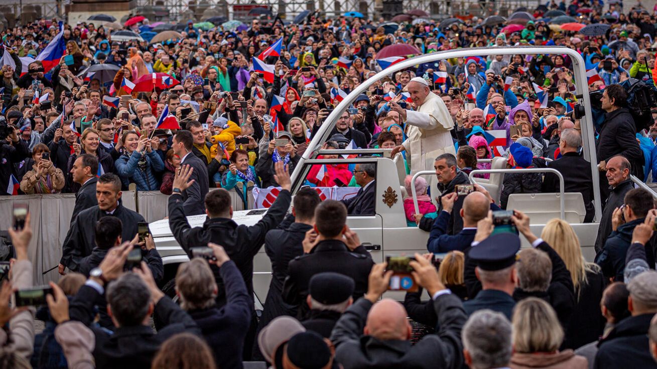 Při Národní pouti 2019 papež svezl ve svém Mercedesu i děti z české výpravy. image:Image Při Národní pouti 2019 papež svezl ve svém Mercedesu i děti z české výpravy.