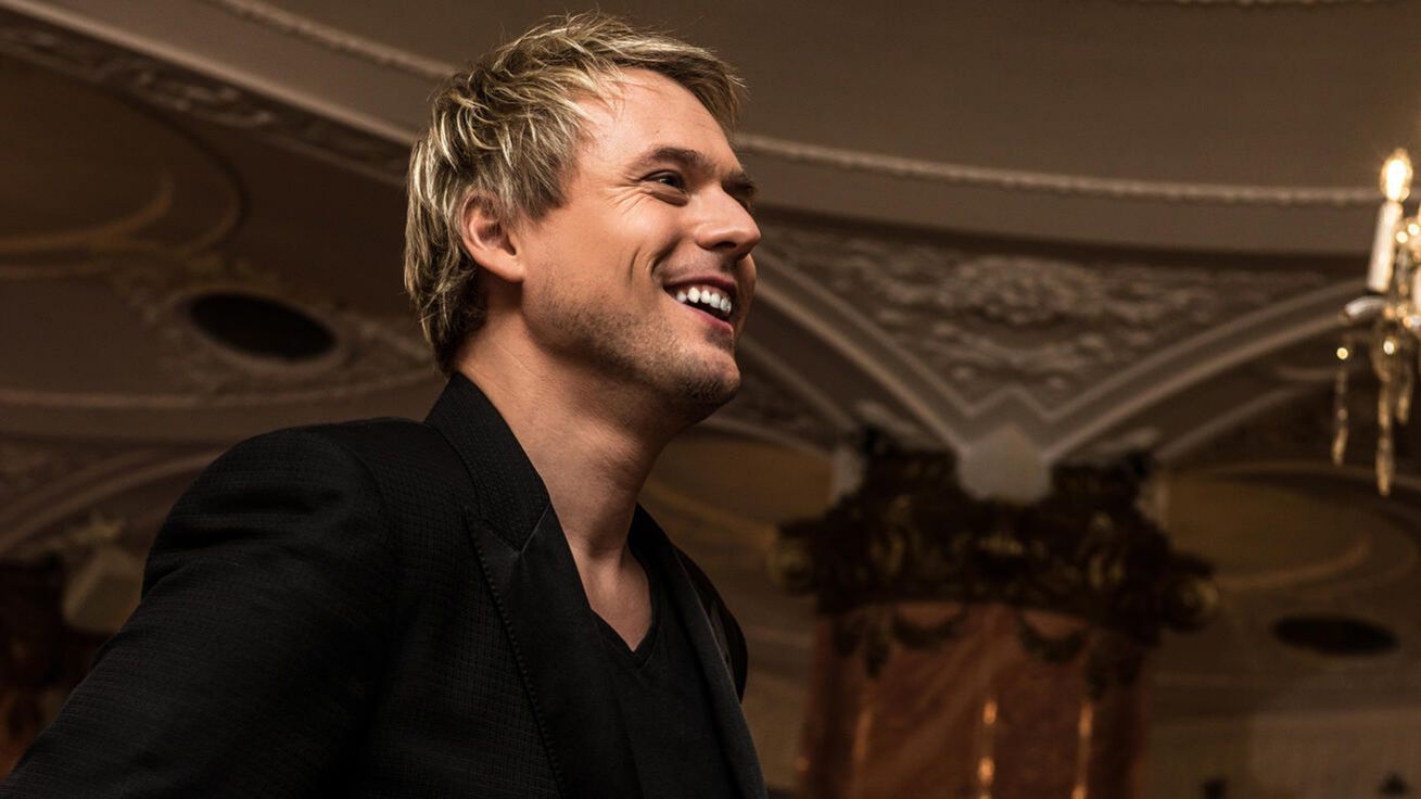 image:Image Na pomoc těm, kteří přišli o někoho blízkého nebo se dostali kvůli pandemii do vážné situace, vyhlásila Charita sbírku nazvanou Naděje se vrátí. Středobodem dobročinné akce je stejnojmenná píseň a videoklip zpěváka Davida Deyla (na snímku). Přispívat lze na účet 44665522/0800 u ČS, variabilní symbol 987, nebo kartou online (www.nadejesevrati.cz).