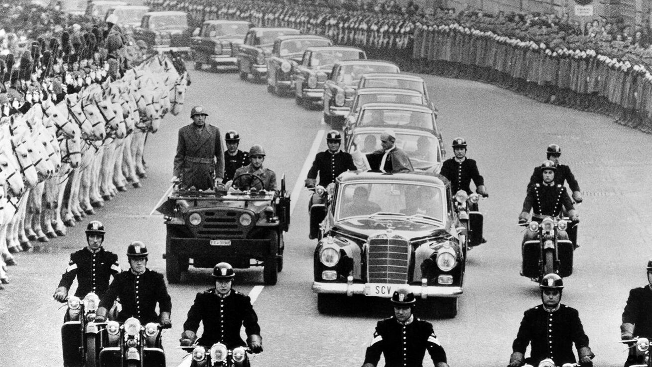 Papež Pavel VI. se v lednu 1964 vrací do Vatikánu z návštěvy Izraele a Jordánska v Mercedesu 220 landaulet se stahovací střechou. image:Image Papež Pavel VI. se v lednu 1964 vrací do Vatikánu z návštěvy Izraele a Jordánska v Mercedesu 220 landaulet se stahovací střechou.