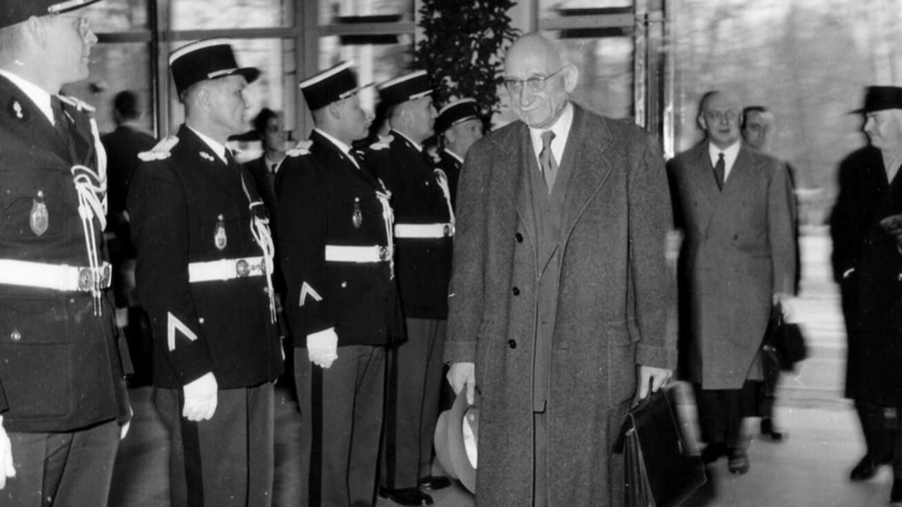 Robert Schuman přichází na první zasedání Evropského parlamentu ve Štrasburku 19. března 1958 jako předseda nové instituce . image:Image Robert Schuman přichází na první zasedání Evropského parlamentu ve Štrasburku 19. března 1958 jako předseda nové instituce .