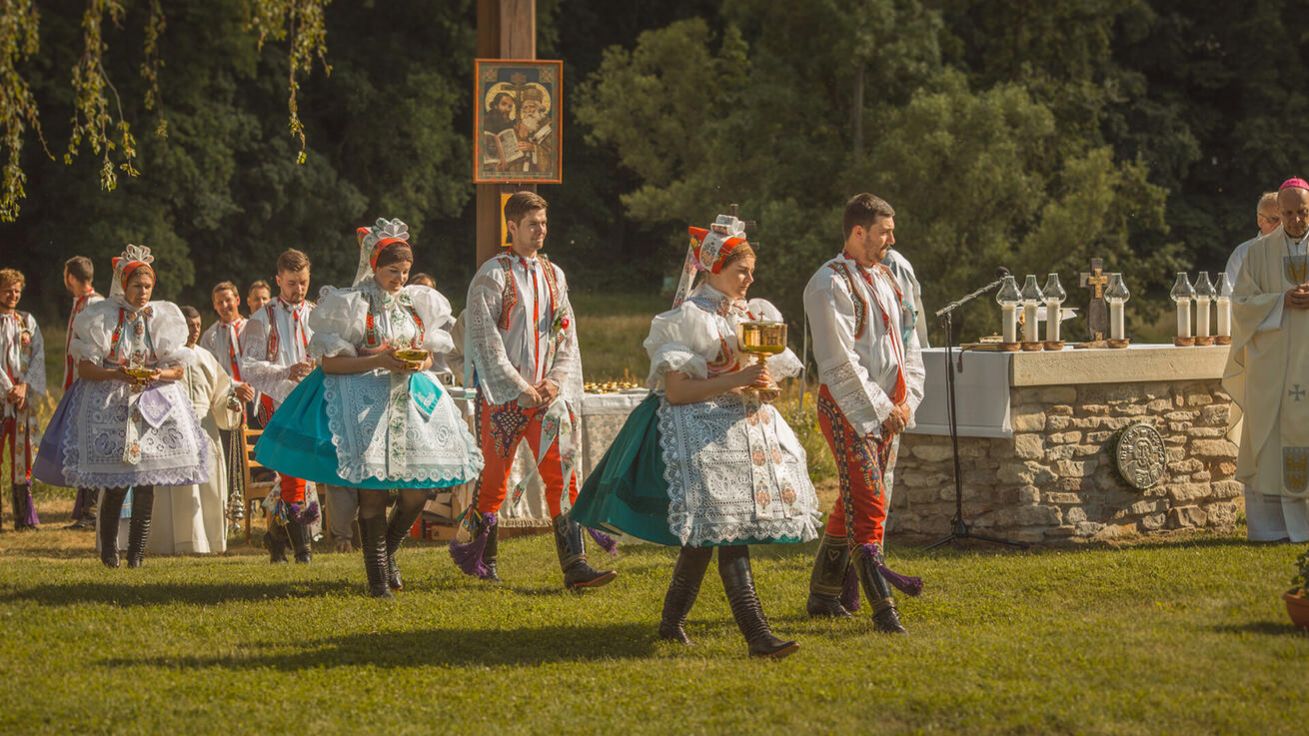 Při mikulčických poutích o svátku sv. Cyrila a Metoděje lze spatřit i podlužácké kroje. image:Image Při mikulčických poutích o svátku sv. Cyrila a Metoděje lze spatřit i podlužácké kroje.