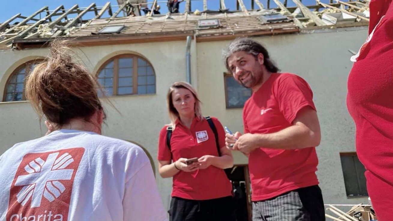 image:Image Pracovníci Charity už na místě zjišťují rozsah škod.