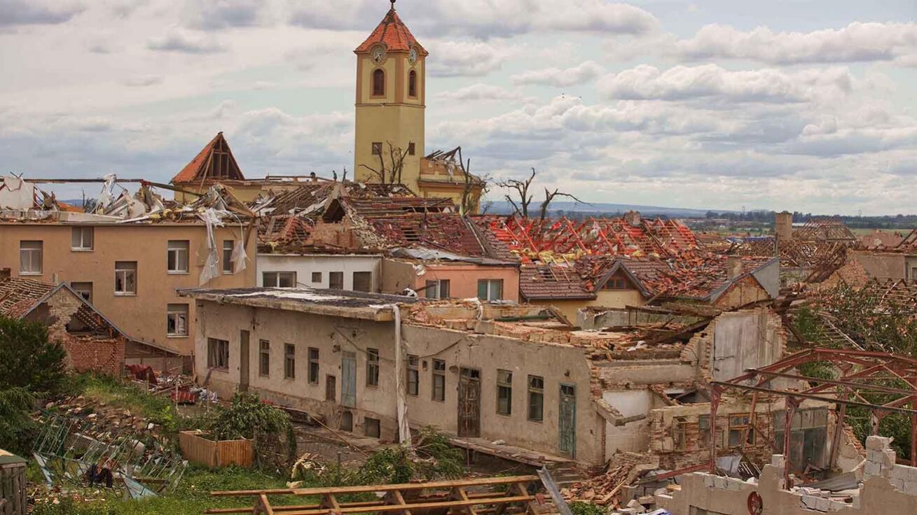 image:Image Škody po tornádu v Moravské Nové Vsi.