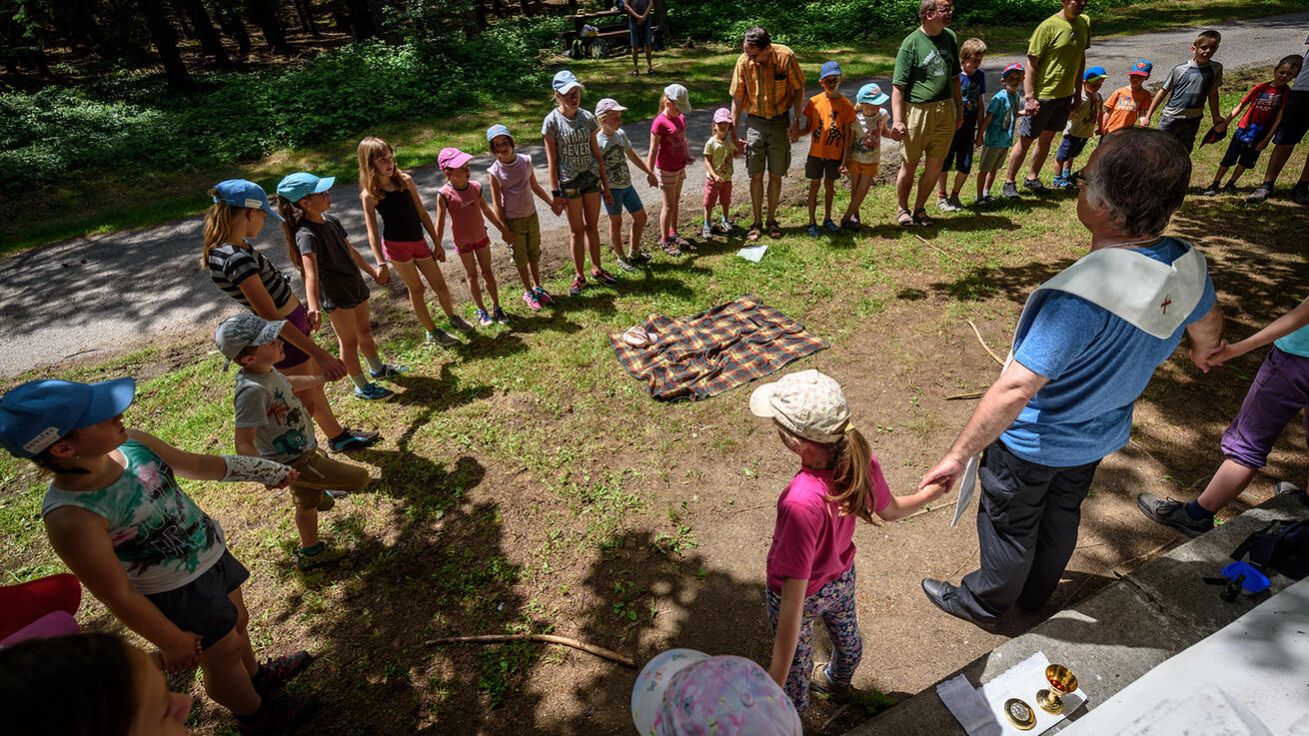 image:Image Mše svatá v přírodě a ve společenství kamarádů.
