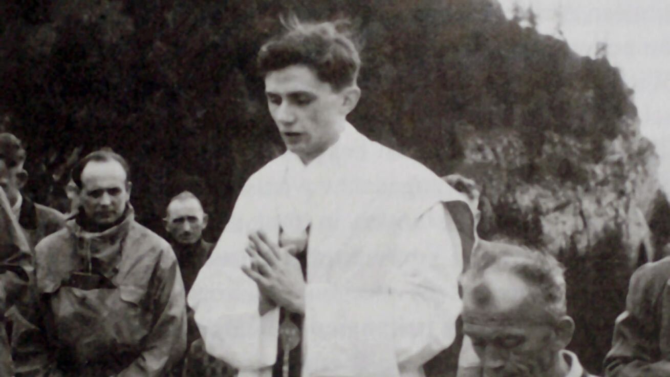 image:Image Na snímku z léta 1952 slaví P. Joseph Ratzinger mši svatou pod širým nebem v Ruhpoldingu v bavorských Alpách. Snímek ČTK