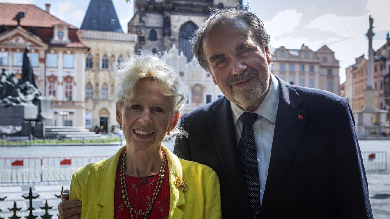 image:Image Mezi Mistrem Janem Husem a Mariánským sloupem. Historik umění Jan Royt s manželkou Libuší, husitskou farářkou.