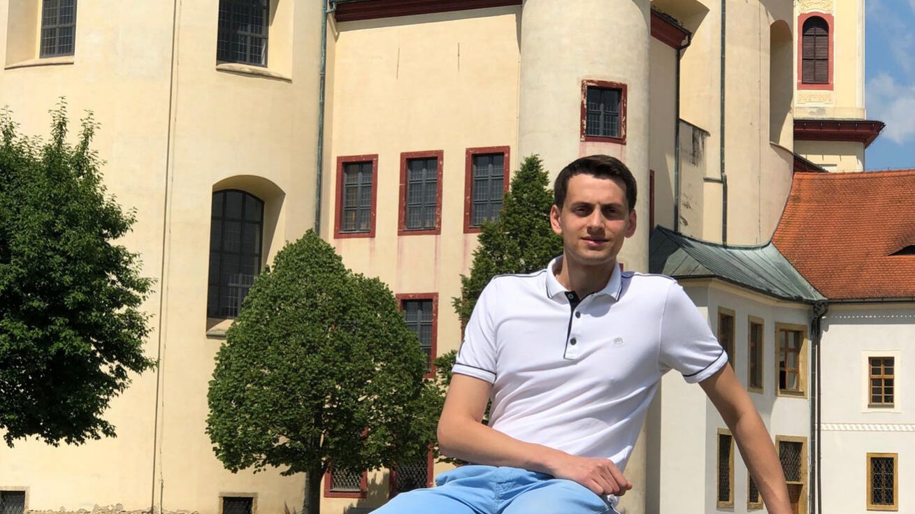 image:Image Organizátor barokního festivalu Vít Večeře před kostelem Nalezení svatého Kříže, který se stal zázemím pro festival.