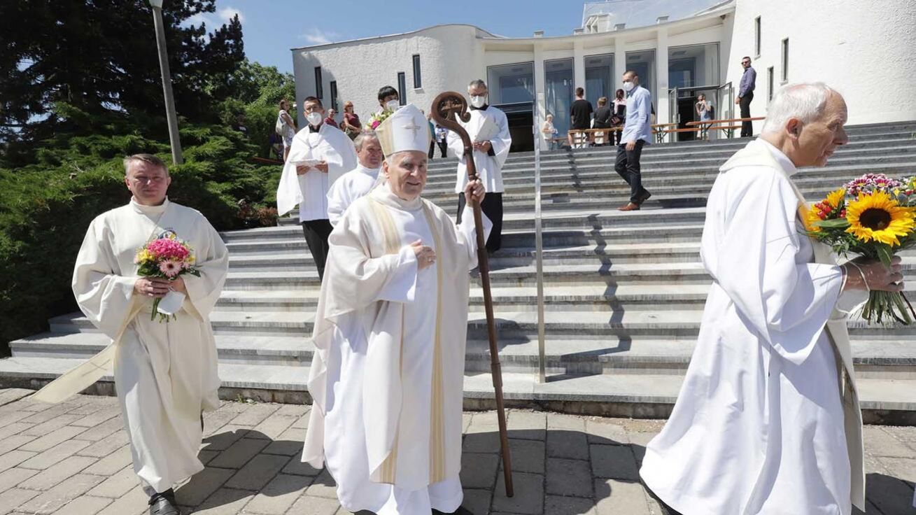 image:Image Věřící si v sobotu spolu s brněnským biskupem připomněli půlstoletí od postavení kostela sv. Josefa v Senetářově. 