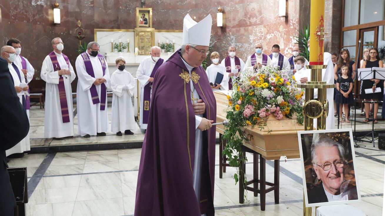 image:Image Hlavním celebrantem pohřební mše svaté byl biskup Pavel Konzbul.