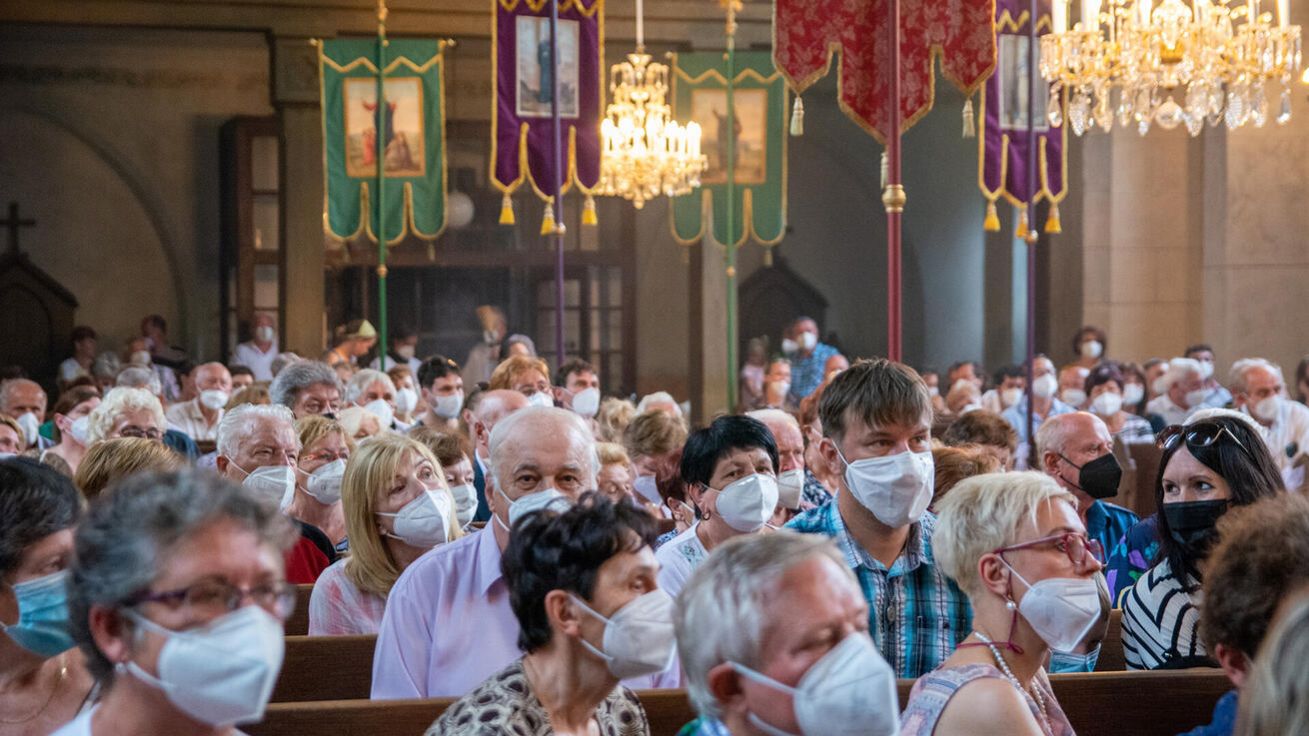 Ve Starých Hamrech v Beskydech přijde do kostela většinou na deset lidí. O pouti ke sv. Jindřichovi se ale 11. července zaplnil kostel na břehu přehrady do posledního místa. image:Image Ve Starých Hamrech v Beskydech přijde do kostela většinou na deset lidí. O pouti ke sv. Jindřichovi se ale 11. července zaplnil kostel na břehu přehrady do posledního místa.