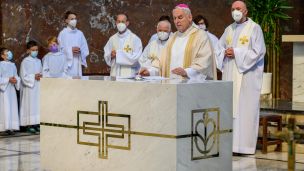 Oltář spojuje zemi s nebem image:Image Oltář spojuje zemi s nebem
