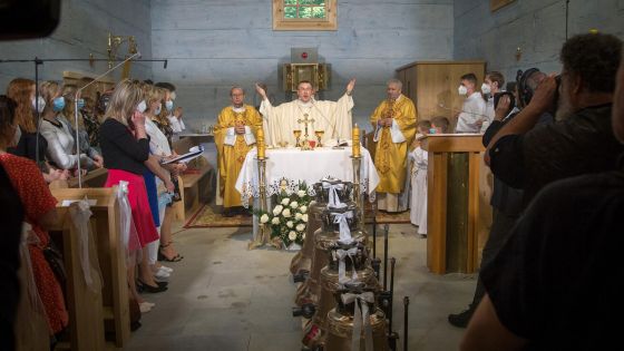 image:Image Dřevěný kostel božího těla v Gutech u Třince