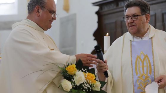 image:Image Mons. Josef Zouhar (vpravo) předal pomyslné žezlo prezidenta Diecézní charity Brno Mons. Václavu Sloukovi.